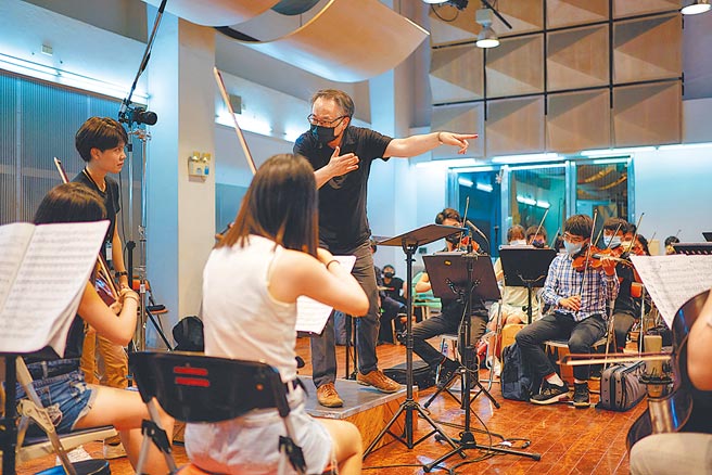 國家交響樂團榮譽指揮呂紹嘉近一年來到北藝大開設指揮大師班。（國家交響樂團提供）