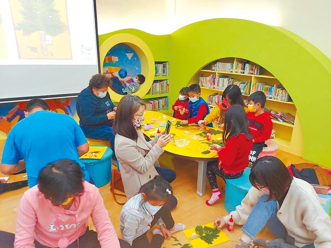 台中市立图书馆北屯儿童公园分馆预计5月完成改造，馆方近日举办馆名票选活动。图为民眾参加图书馆举办手作活动。（文化局提供／林欣仪台中传真）