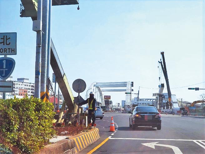 台一线石牛溪桥是一座88年的旧桥，曾拓宽过2次，2020年3月动工改建为钢拱桥，预计今年6月完工。（周丽兰摄）