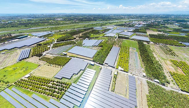 屏东县佳冬乡光电厂1月完成99MW併网量，预估每年约可发电1.6亿度。（屏县环保局提供／林和生屏东传真）