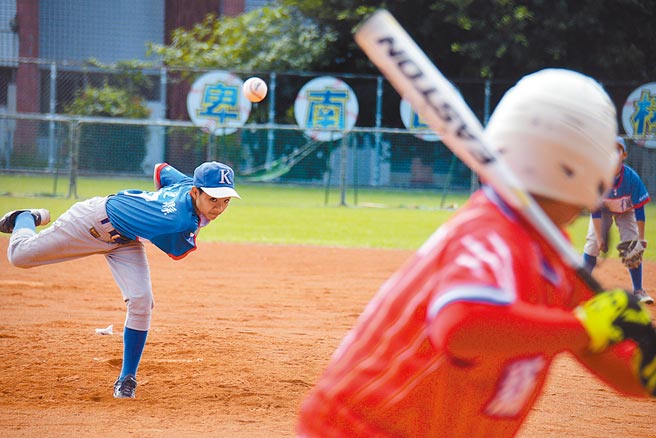 台东县传福杯少棒锦标赛正在台东如火如荼举行，县府教育处规定，外县市球员均须完成快筛阴性才能参赛。（庄哲权摄）