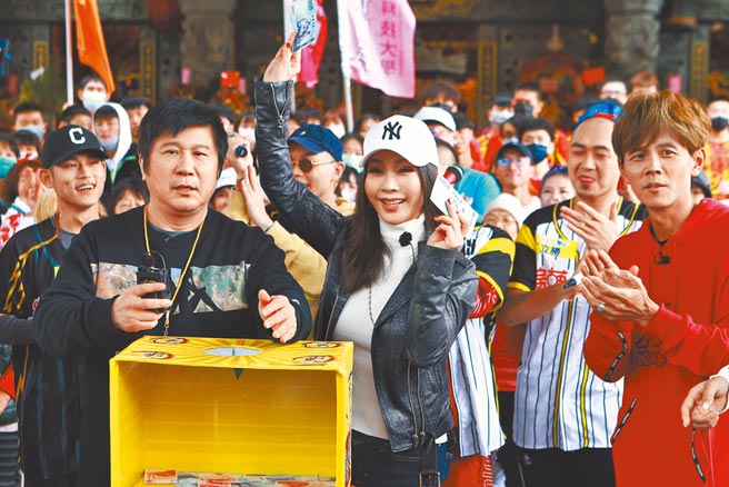 陳美鳳（中）日前上胡瓜（左）、阿翔的《綜藝大集合》大方送現金。（民視提供）