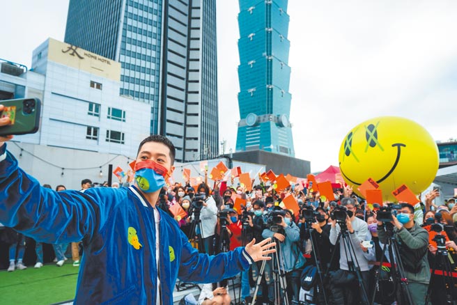 周湯豪昨舉行《REAL LIFE》專輯簽名會，現場人氣爆棚。（環球音樂提供）