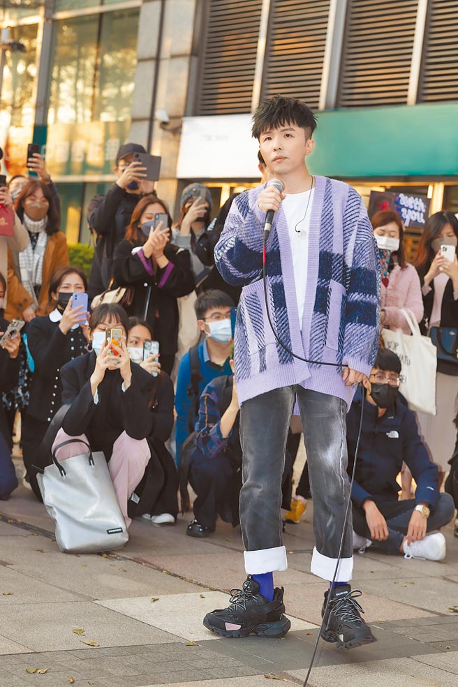 小宇日前快闪台北信义区街头献唱。（华纳音乐提供）