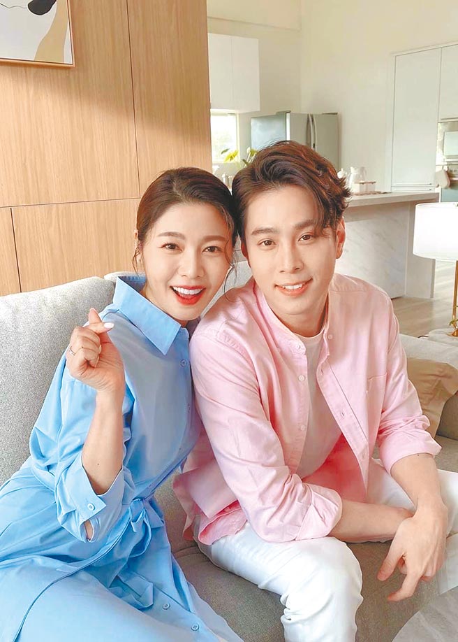 白家綺（左）跟老公吳東諺合體擔任保健食品年度代言人。（民視提供）