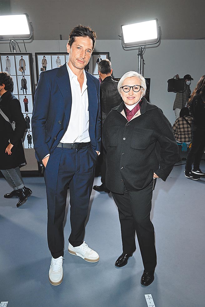 设计师Silvia Venturini Fendi（右）站在赛门雷克斯旁，显得十分娇小。（Fendi提供）