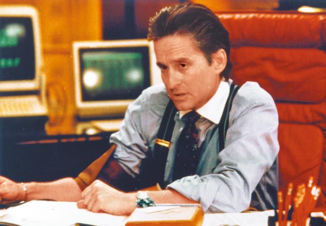 麥克道格拉斯於電影《華爾街》服裝出自義大利設計師Nino Cerruti設計。（資料照片）