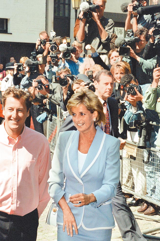黛安娜王妃1996年以Cerruti粉藍色套裝出席活動，一派輕鬆。（CFP）