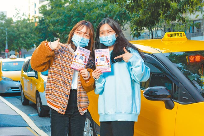 SOGO忠孝馆推出「来SOGO忠孝购物 轻松买享好康」专属服务，送百元乘车回购券，月月发送「好友护照」。（吴松翰摄）