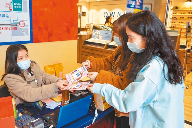 在捷运忠孝復兴站4号出口旁捷运灯箱，拍下「SOGO忠孝馆好友护照」画面，可到忠孝馆B1赠奖处免费领取（见图）。（吴松翰摄）