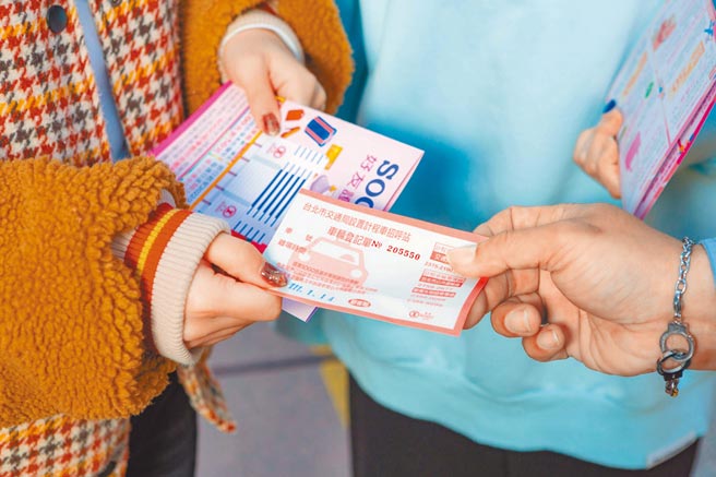 在SOGO忠孝馆计程车招呼站搭车，送全馆可用的100元乘车回购券，下次到馆购物可轻松买、享用美食。（吴松翰摄）