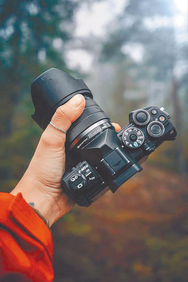 OM SYSTEM全新的M.Zuiko Digital ED 20mm F1.4 PRO镜头，配合OM-D E-M5 Mark III相机使用仅662g。 （OM Digital提供）