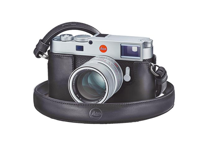 全新徕卡M11相机银色版，採用经典的全金属机身及黄铜顶盖，黑色版则使用高品质铝制顶盖和特制防刮伤涂层，比银色版轻约20%。（徕卡提供）