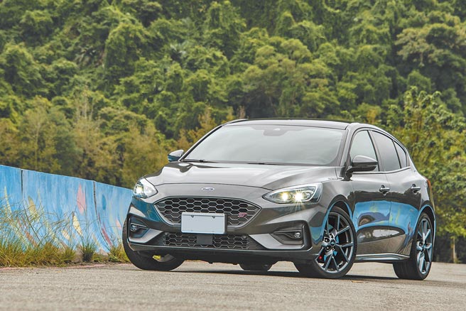 Ford Focus ST 6MT结合先进的CCD主动式悬载调整系统与eLSD电子式限滑差速器，展现前驱钢炮王者扎实的底盘功夫，售价138.8万元。（陈大任摄）