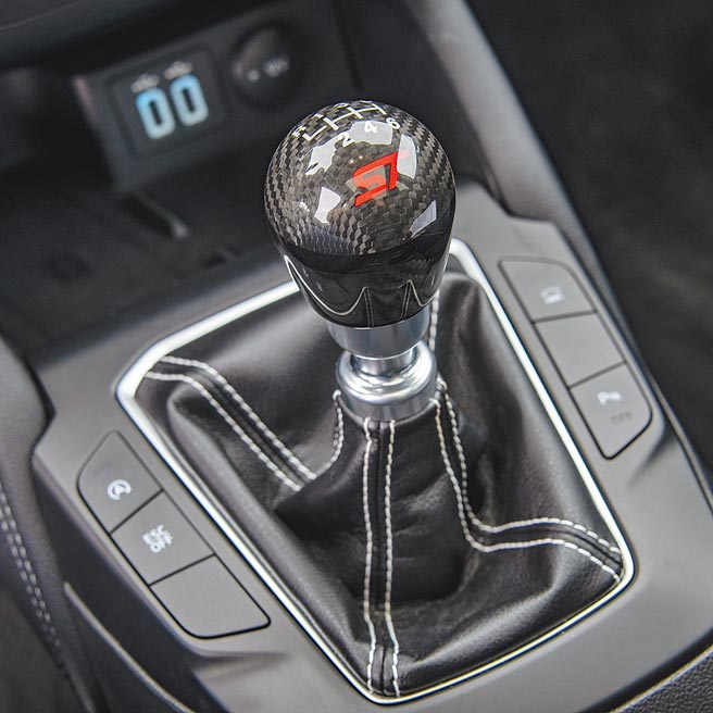 ST碳纤维纹路排檔头。（陈大任摄）