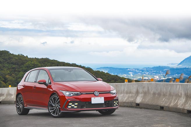 VW The Golf 8 GTI提供全新车色「君临红」，为向1976年第一代GTI经典车色Mars Red致敬而设计，售价173.3万元。（陈大任摄）