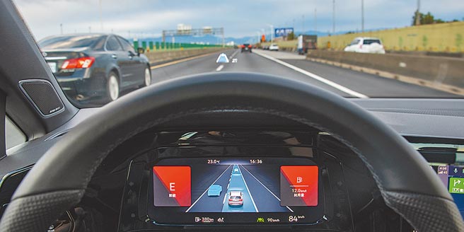 Golf 8 GTI可将周围路况以3D介面显示于数位化仪表中。（陈大任摄）