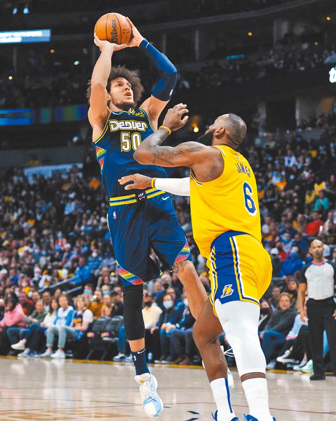 阿隆戈登（左）后仰跳投，让詹姆斯来不及防守。（路透）