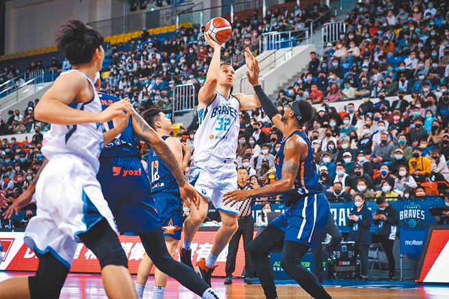 富邦洋將塞瑟夫（中）在防守人群當中跳投。（PLG提供）