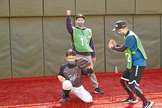 中华职棒昨举办裁判体验营，体育主播魏楚育（后）也报名参加。（毛琬婷摄）