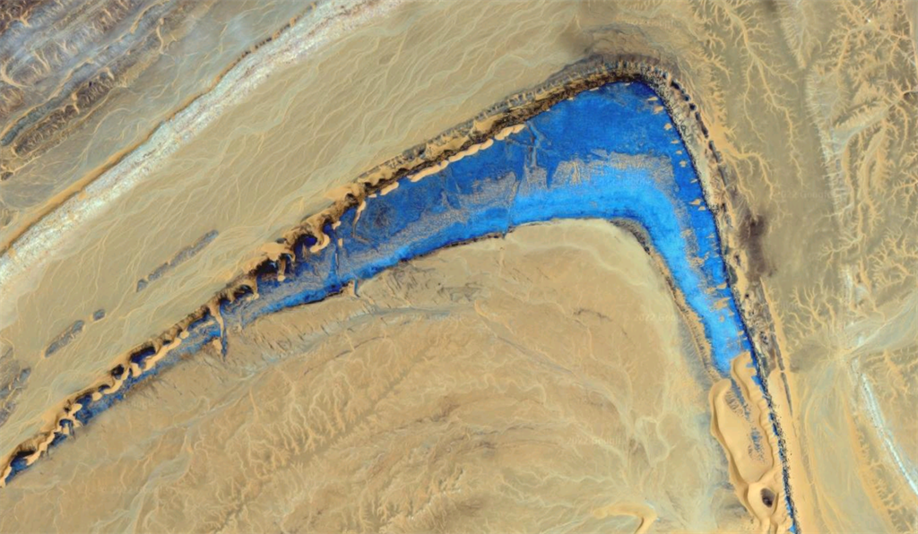 一名網友滑Google衛星圖時發現，撒哈拉沙漠出現一處詭異藍區域，顏色宛如寶石閃閃發亮。(圖翻攝自/Google Maps)