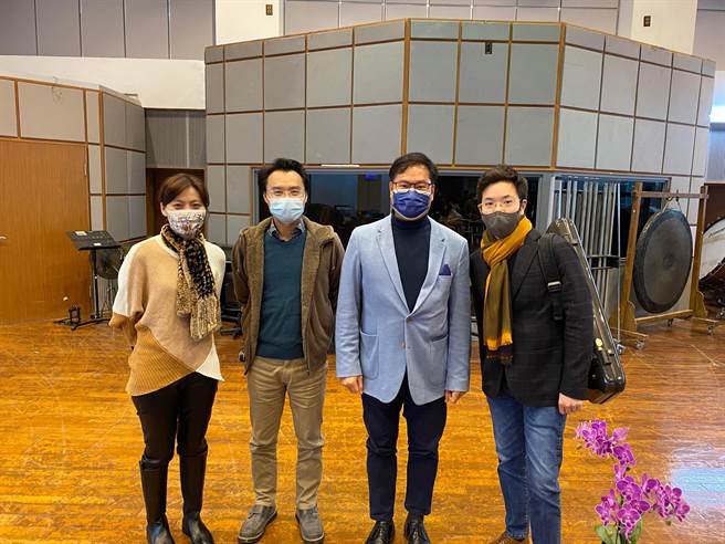 四位小提琴家分屬三個不同世代，包括李宜錦（左起）、薛志璋、蘇顯達和黃俊文，和學子們分享他們的舞台經驗。（北藝大音樂系提供）