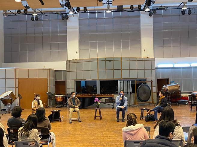 17日下午北藝大音樂系舉辦音樂大師班，共有四位小提琴家參與，他們分屬三個不同世代，包括李宜錦（舞台區左起）、薛志璋、蘇顯達和黃俊文，和學子們分享他們的舞台經驗。（北藝大音樂系提供）