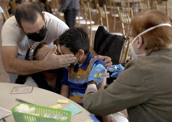 近日学校染疫出现国小学童案例，桃园市政府呼吁中央参考国外经验将疫苗施打年龄下降到7岁至12岁。图为美国儿童接种新冠疫苗。（图／新华社）