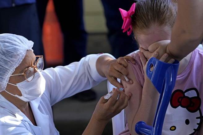 巴西已开始对5至11岁的幼童与青少年实施疫苗接种。（图／美联社）
