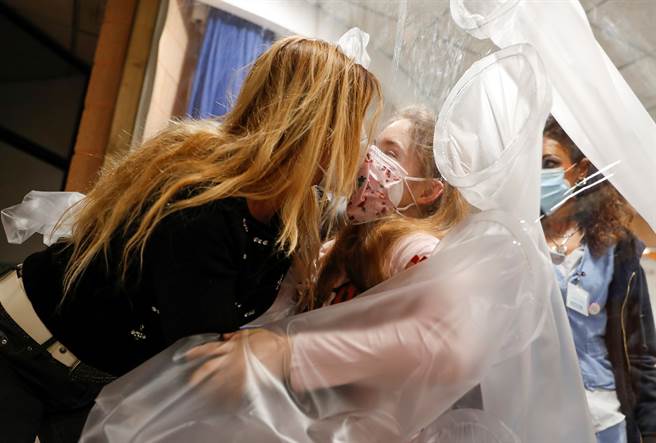 本轮Omicron疫情虽然症状较微，但却让疫苗接种率极低的儿童与青少年感染人数暴增，引起各界强烈呼吁降低疫苗接种年龄。图为意大利的家长探视染疫的儿童。（图／路透）