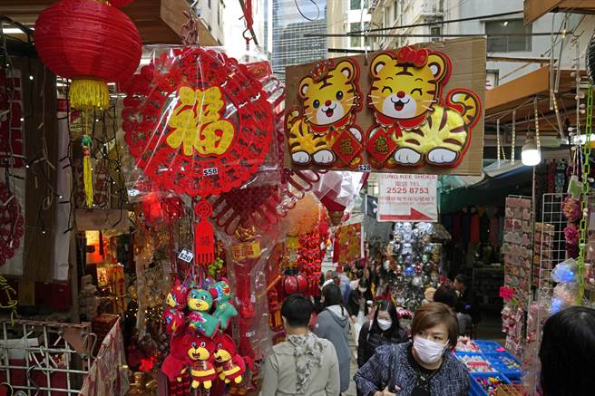 隨著農曆新年即將來到，華人社會開始進行各種採購準備過年。圖為香港街頭已裝飾年節飾品。(圖/美聯社)