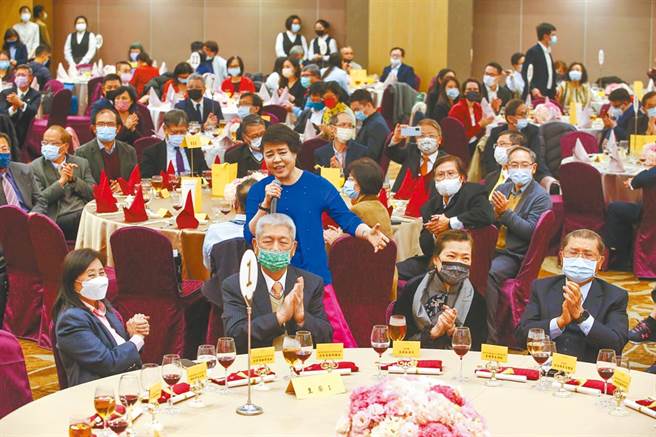 示意图。图为电电公会10日晚间举行岁末感恩联谊餐会，这是国内疫情二级警戒加强后，第一场大型餐会，主持人在台上不断提醒勿逐桌敬酒。（邓博仁摄）饮酒过量有害健康