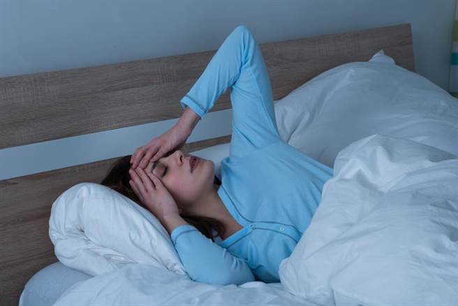 成年人若一天睡眠時數不到7小時，相對睡好睡滿的人，更容易生病。（示意圖／Shutterstock）