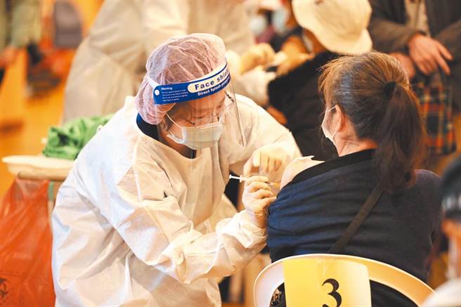 示意图。图为基隆市政府为65岁以上长者集中施打第三剂疫苗。（基隆市政府提供／陈彩玲基隆传真）