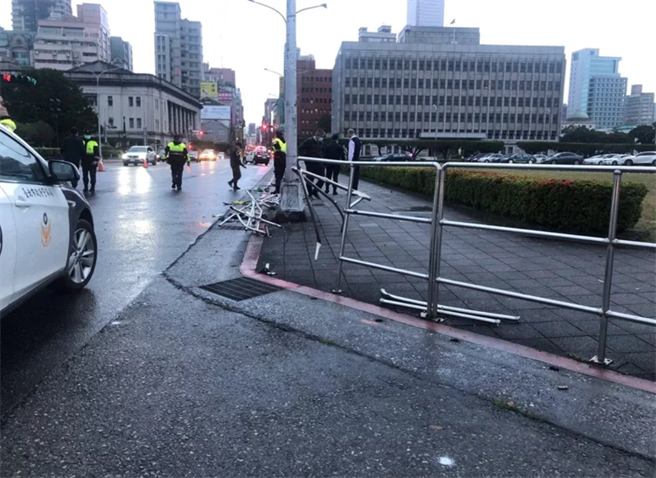 一辆重机清晨高速自撞总统府前北广场护栏，造成骑士摔断手险惊动维安。(戴志扬翻摄)