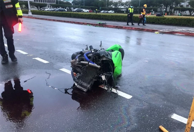 一辆重机清晨高速自撞总统府前北广场护栏，骑士摔断手险惊动维安，重机摔成废铁。(戴志扬翻摄)