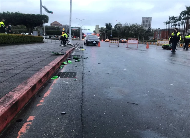 一辆重机清晨高速自撞总统府前北广场护栏，骑士摔断手险惊动维安，重机摔成废铁。(戴志扬翻摄)