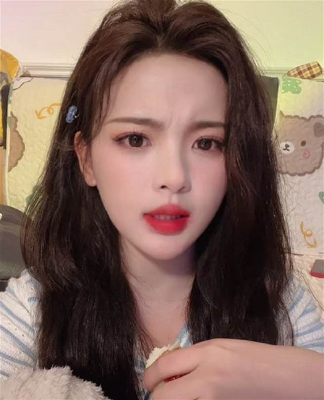 杨超越佯装生气骂酸民。(图/翻摄自微博)