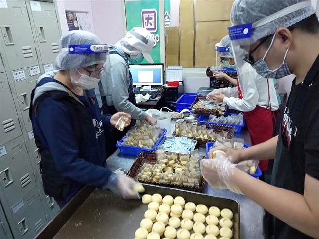 勞動力發展署中彰投分署推薦多元就業開發方案執行單位具特色的年節伴手禮，提供民眾春節採購禮品新選擇。（勞動力發展署中彰投分署提供／盧金足台中傳真）