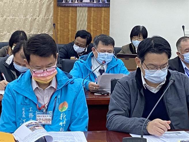 新竹县卫生局长殷东成（中）在主管会报中，说明县内疫情最新状况。（庄旻静摄）