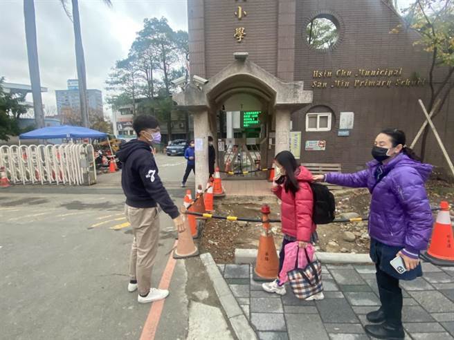 新竹市一家4口全確診，其中小女兒就讀東區三民國小，校方緊急停課14天，部分學生不知情，今天上午仍到校。（陳育賢攝）