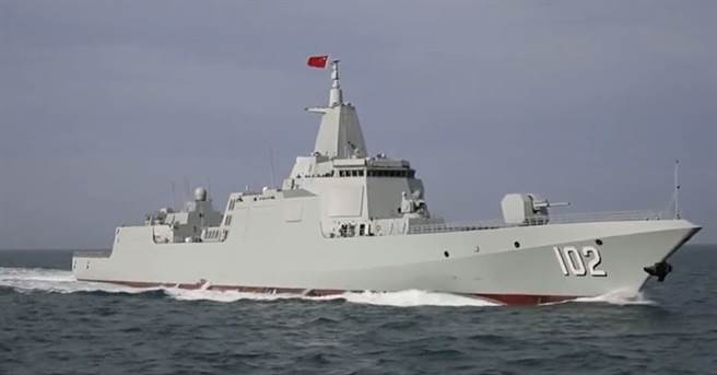 美国海军1月12日公开未来驱逐舰DDG（X）的概念图后，随即在社群媒体上引发多数为大陆网民的质疑，说美国抄袭中方055型驱逐舰的设计，图为解放军055型2号舰「拉萨」号进行海上演训的画面。（中国青年报）
