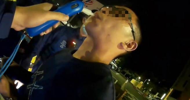 香港籍蔡姓男子驾驶老板宾士车酒驾，被警方拦查施以酒测，却假装不会吹气、听不懂中文。（翻摄照片／石秀华高雄传真）
