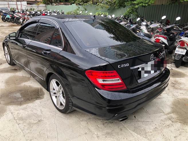 酒驾的蔡男最后拒测，老板的宾士车连带被警方查扣。（翻摄照片／石秀华高雄传真）