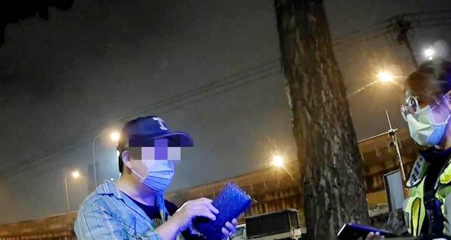 黄姓男子聚餐喝茫了误闯国道，获报赶来的警察赶紧护送他下国道。（翻摄照片／高雄洪靖宜传真）