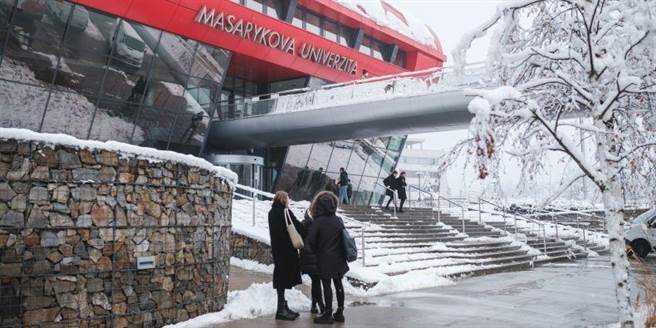 捷克马萨里克大学正门入口之雪景（照片取自马萨里克大学网站）