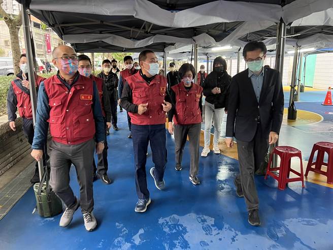 侯友宜今至板桥第一运动场视察疫苗接种。（王扬杰摄）