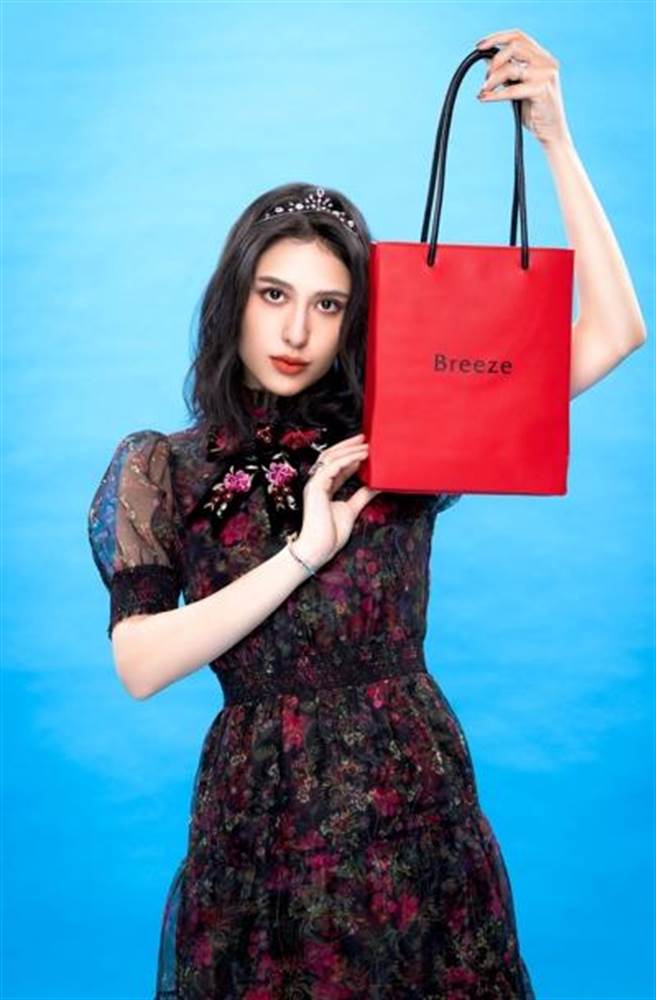 微风艺人佟凯玲展示Chic Chic Bag，展现优雅神秘感。（微风提供）