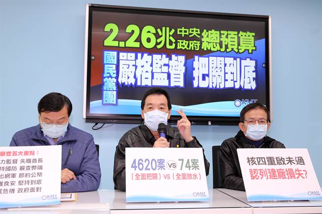 國民黨立法院黨團總召費鴻泰（中）、立委賴士葆（右）、曾銘宗（左）18日召開記者會。（黃世麒攝）