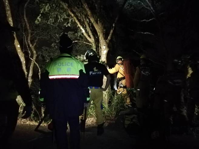 員警與救難人員摸黑搜山，終於將洪男救出。（台中市太平警分局提供／馮惠宜台中傳真）